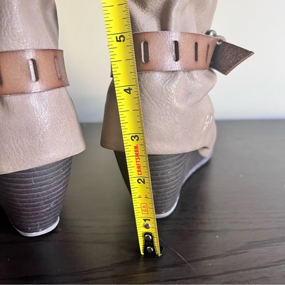 BLOWFISH Women's Wedge Ankle Boots SZ 7.5 Tan Faux Leather Buckle Detail - Picture 5 of 7